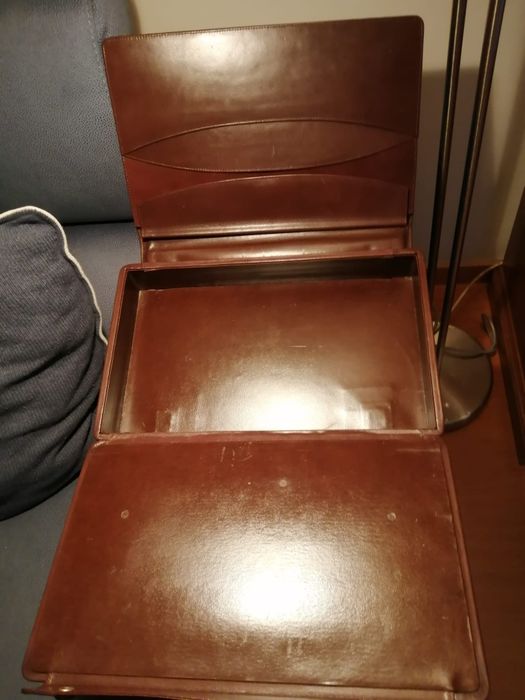 Pasta em cabedal castanho