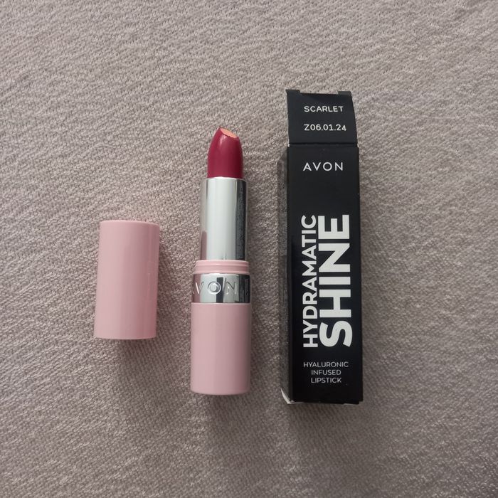 Avon Hydramatic Shine szminka Scarlet