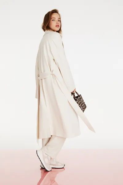 H&M – Casaco comprido em sarja com cinto de atar