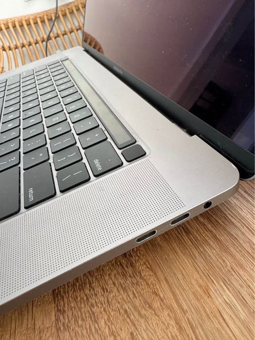 MacBook Pro 16” (2019) – i9, 32GB RAM, 1TB SSD