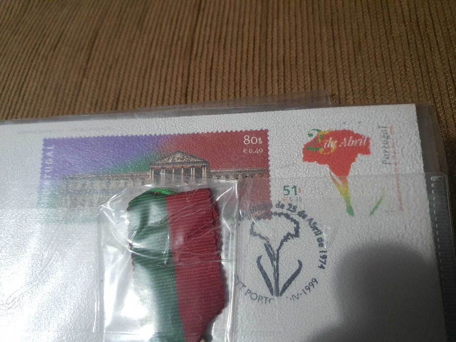2 medalhas antigas e postal Comemorações 25 de Abril colecção