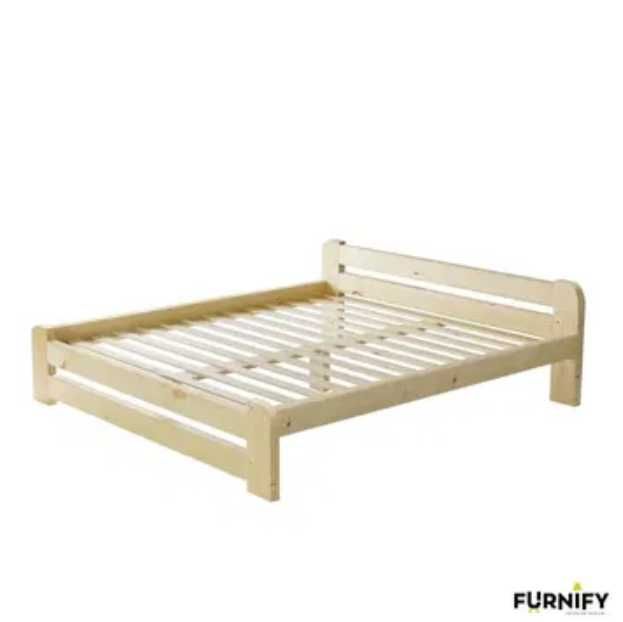 Drewniane łóżko w kolorze naturalnym lub bielone