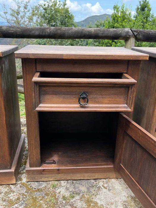 Conjunto de 4 Mesinhas de cabeceira rústicas de madeira.