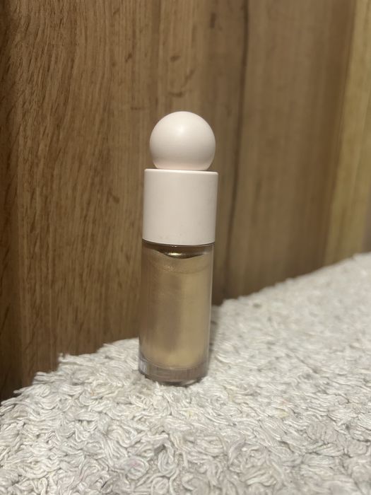 Rare Beauty Positive Light Liquid Luminizer rozświetlacz Outshine
