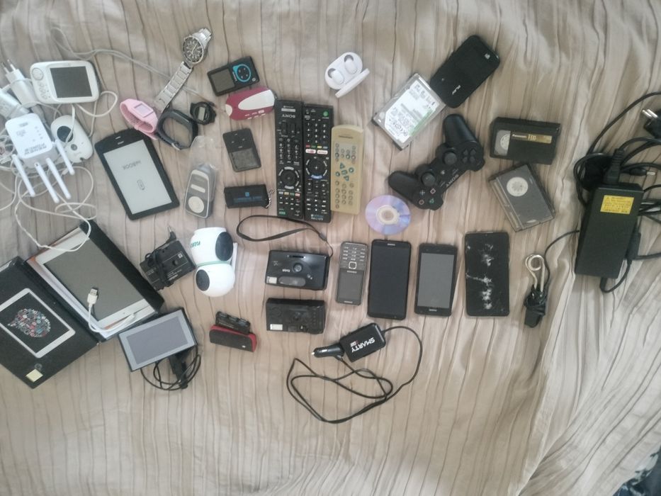 Telefony,laptopy i inne.zestaw sprzętu elektronicznego.