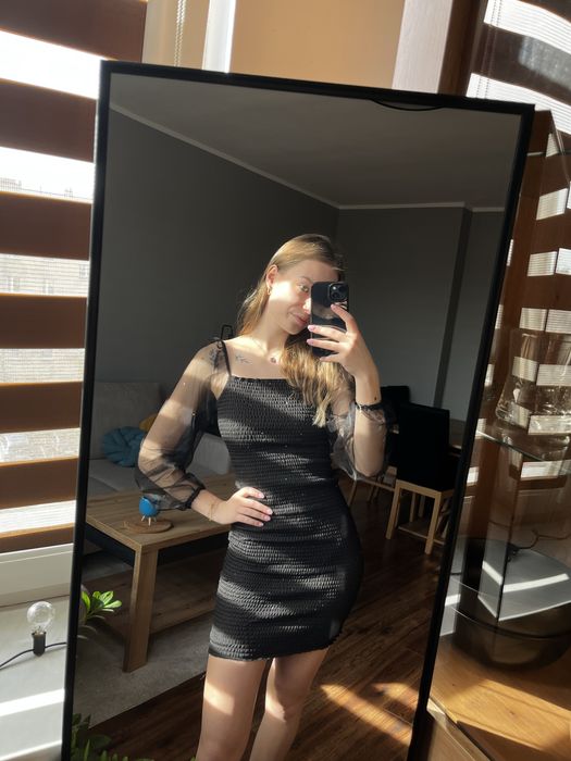 Sukienka z bufiastymi rękawami