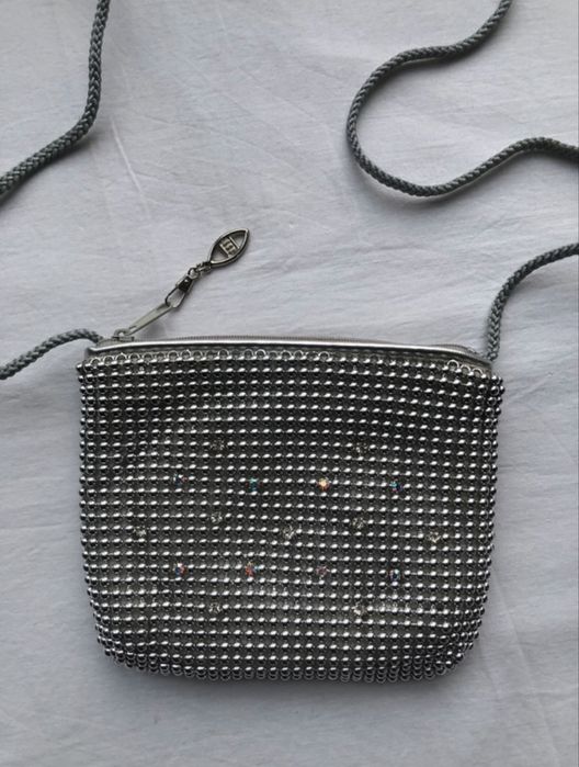 Srebrna torebka na imprezę