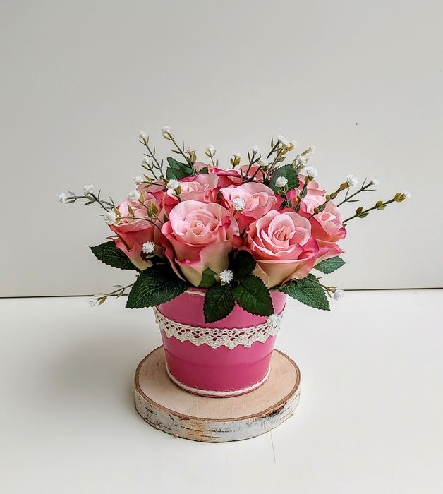 Róże w metalowym wiaderku