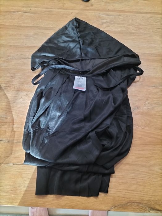 Czarna peleryna długa halloween