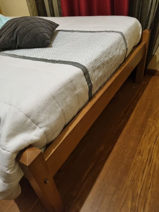 Cama de casal com colchão e mesinha de cabeceira