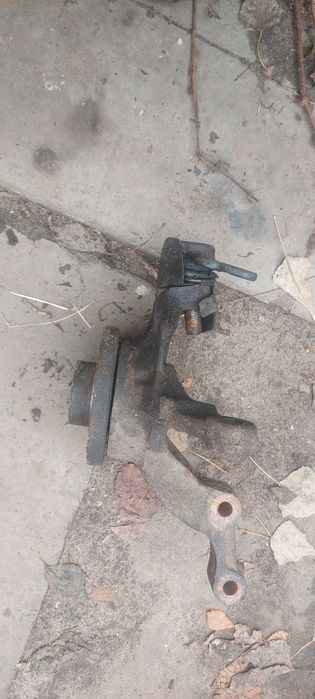 Поворотний кулак правий цапфа рено лагуна 2 reno laguna 2