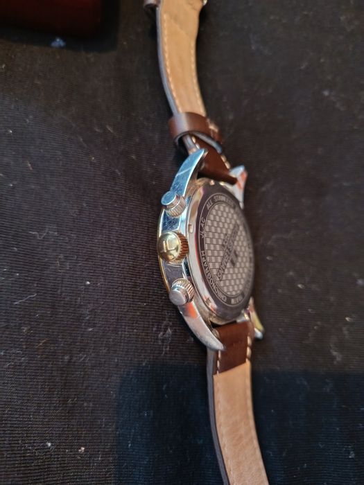 На изображении представлены мужские кварцевые часы-хронограф австрийск