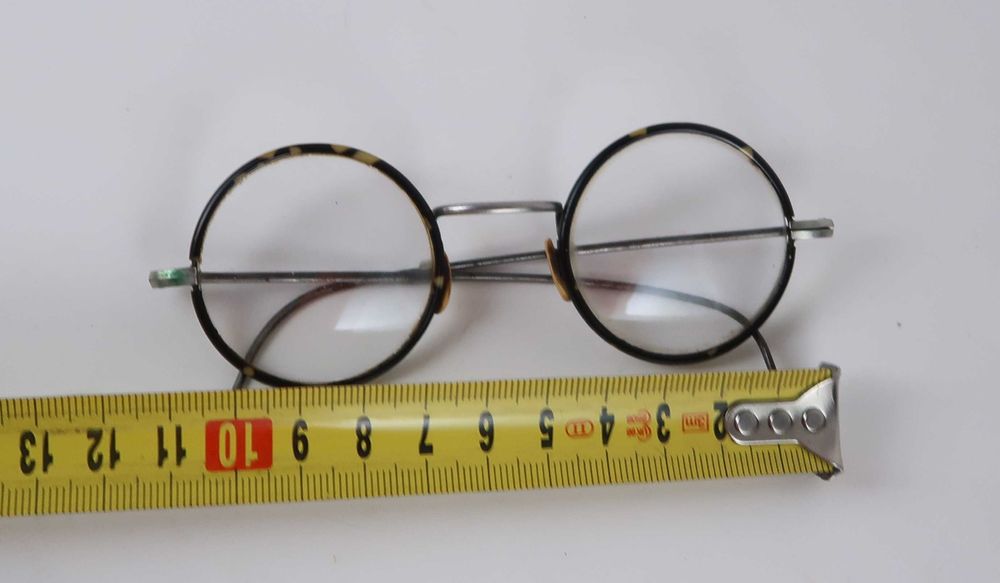 Conjunto de óculos antigos