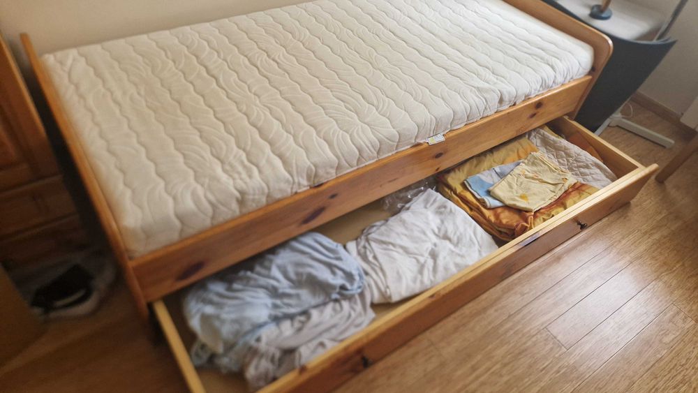 Łóżko sosnowe lite drewno z materacem i szufladą