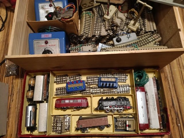 Kolejka elektryczna MARKLIN. Lokomotywa Marklin TM800 z wagonmi.