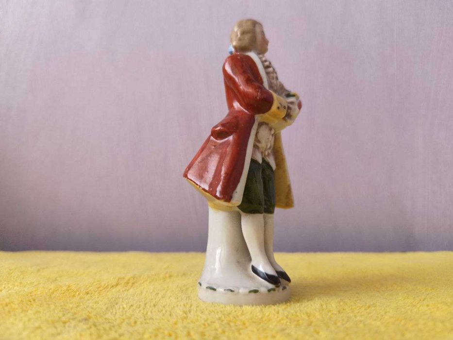 я фарфоровая статуэтка кавалера, выполненная в стиле рококо.Германия