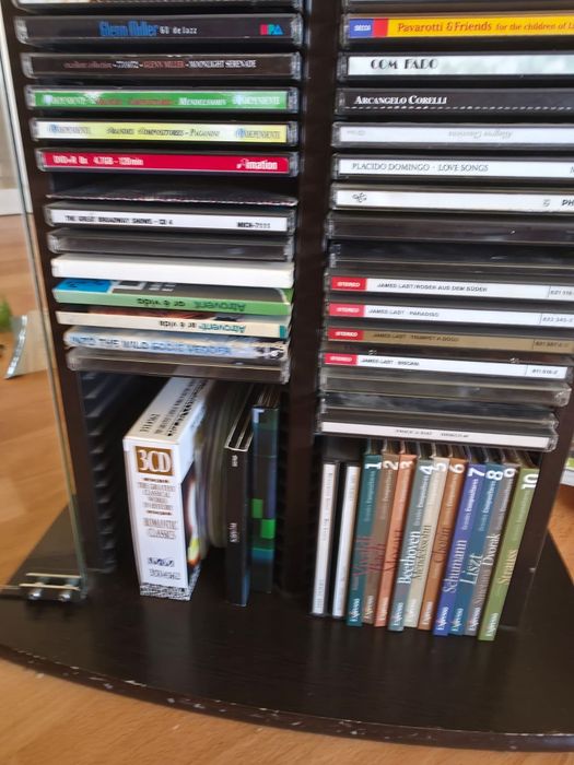 Móvel em madeira com portas de vidro para Cds