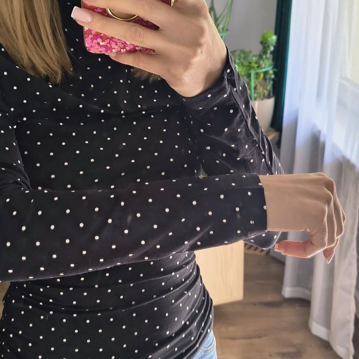 Czarna bluzka w kropeczki marszczenia Sinsay