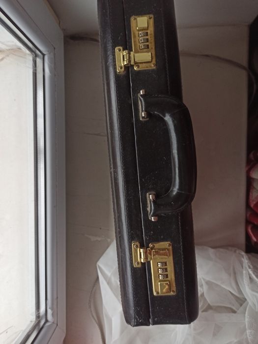 Продам кожаные дипломат и чемодан