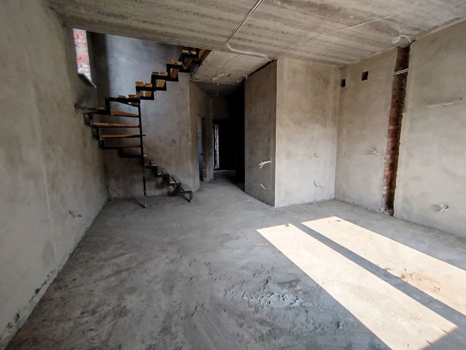 Продаж 2 поверхового дуплекса