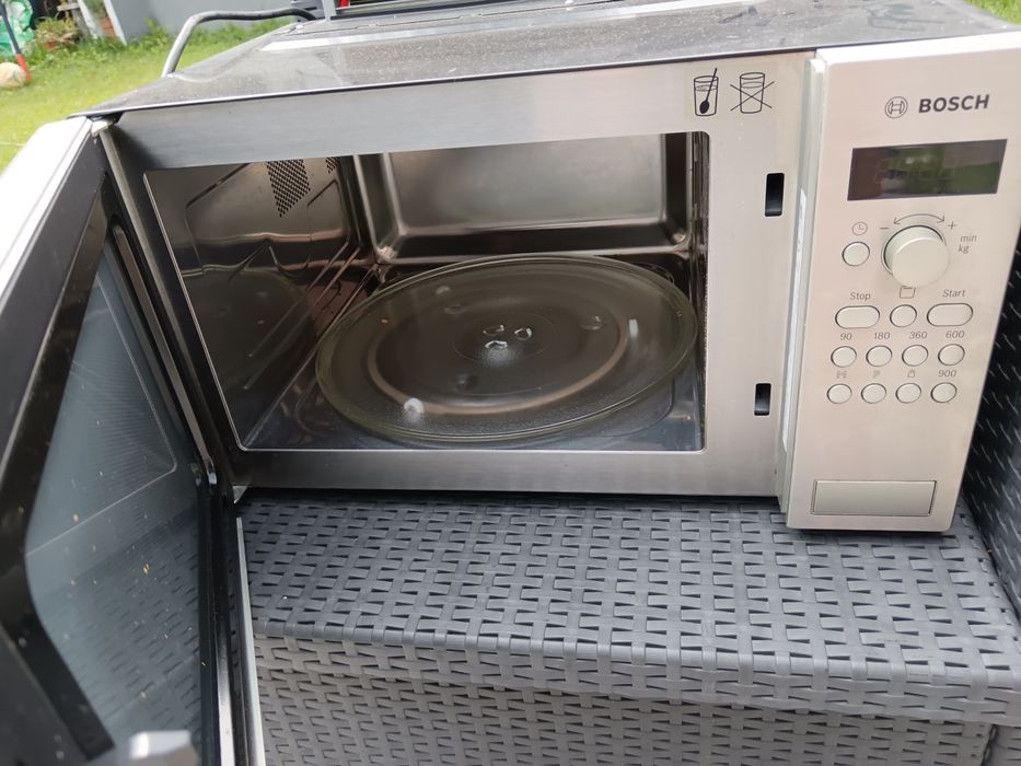 Micro-ondas BOSCH Inox com Grill – 900W | 25L