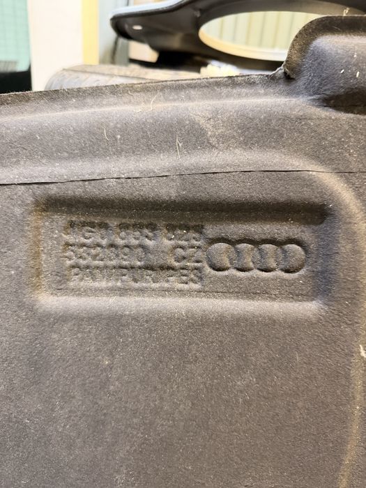 Шумка капоту Audi A6 C7
