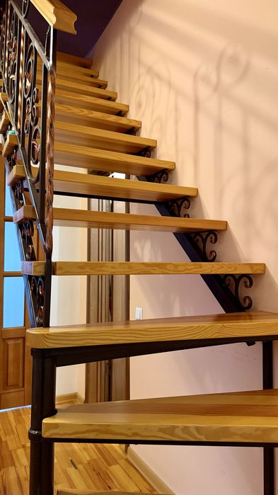 Продається двох поверхова квартира