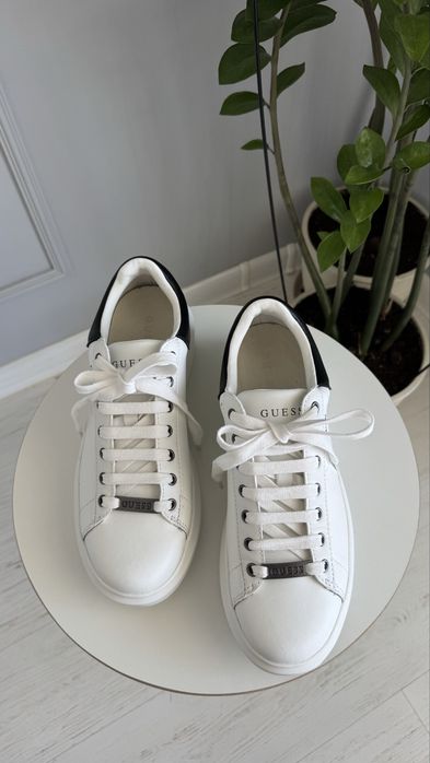 Продам обувь кеды Guess белые