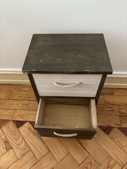 Mesa de cabeceira rustica / pequeno móvel de apoio