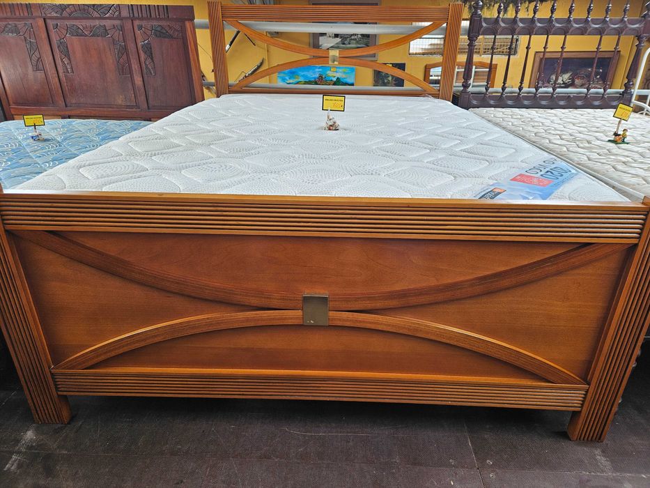 Excelente cama em madeira maciça com estrado e colchão Molafl