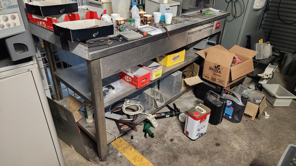 Bancada inox uma gaveta e 2 prateleiras usada