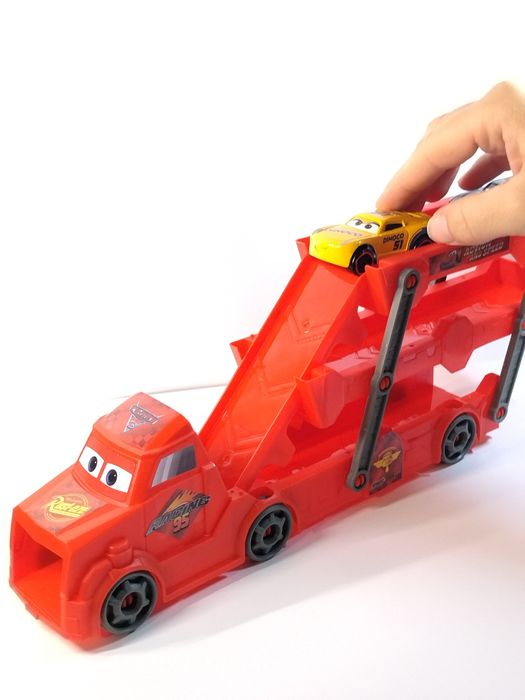 Трейлер "Тачки/Маквин" + 3 металл машинки,пусковая установка.