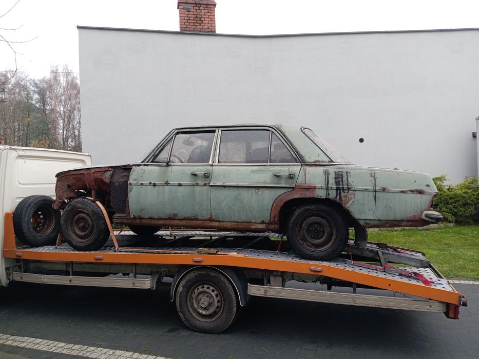 Transport auto laweta dostawczy