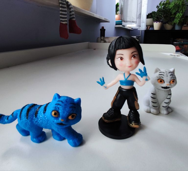 K-pop Demon Hunters - zestaw 3 figurek Zoey i tygrys Derpy.