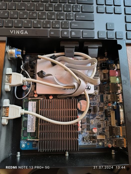 Компактная и недорогая материнская плата со встроенным процессором Int