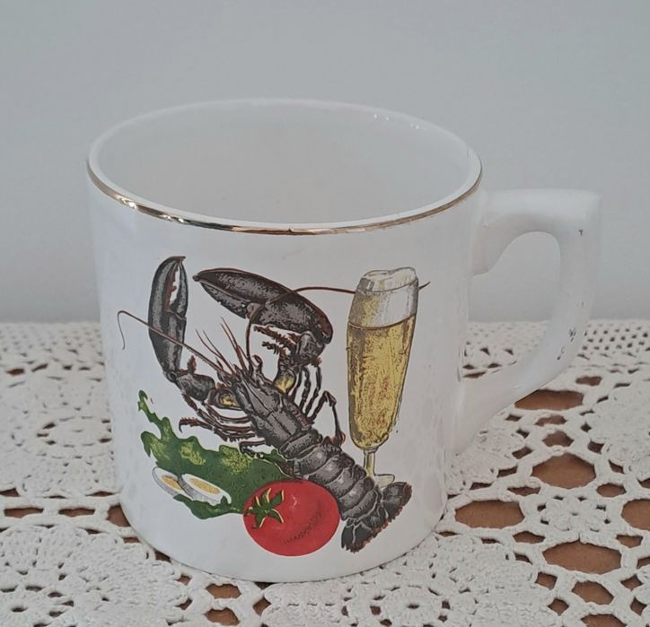 Caneca em faiança portuguesa com motivos decorativos