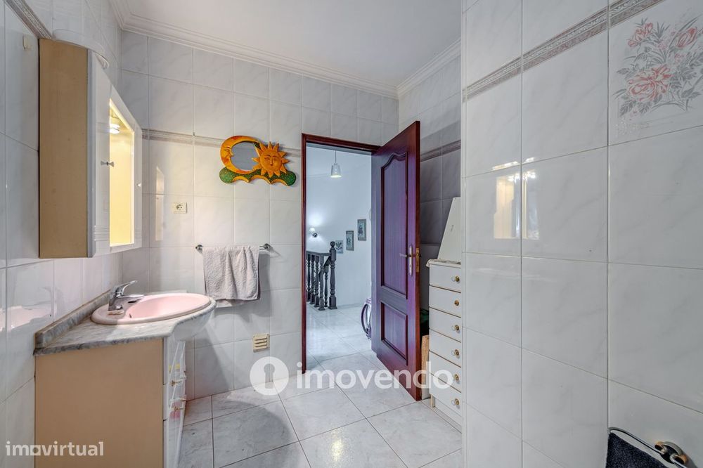 Moradia T4, com áreas amplas e jardim, em Faro