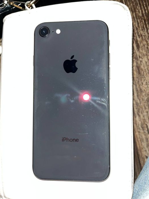 Телефон Iphone8.