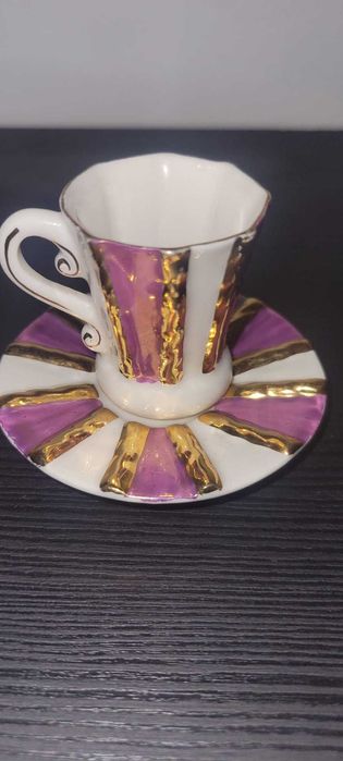 Elegante chávena de café (demitasse) com respetivo pires