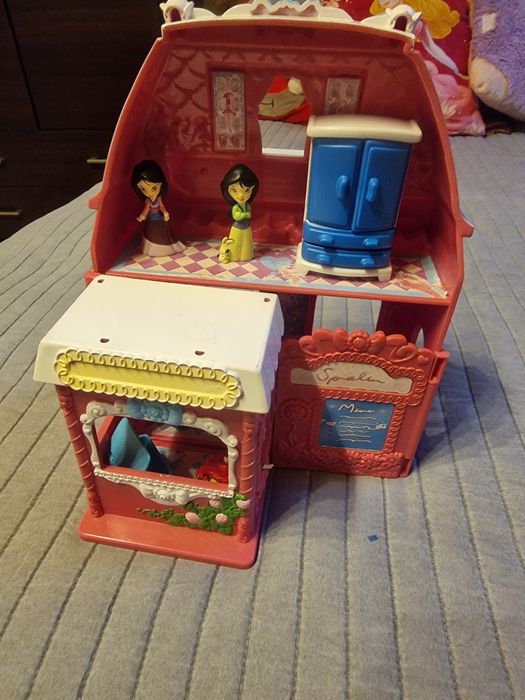 Domek rozkladany z lalkami i mebelkami