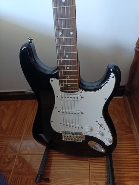 Guitarra elétrica, como nova.