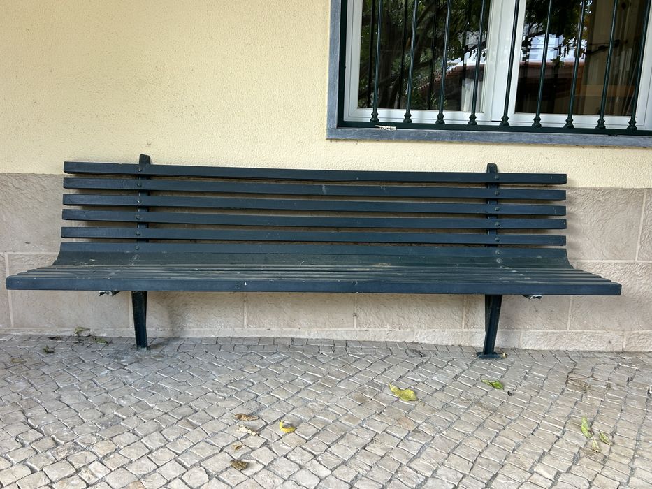 Banco de jardim, de fixar à parede, tradicional em ferro e madeira.