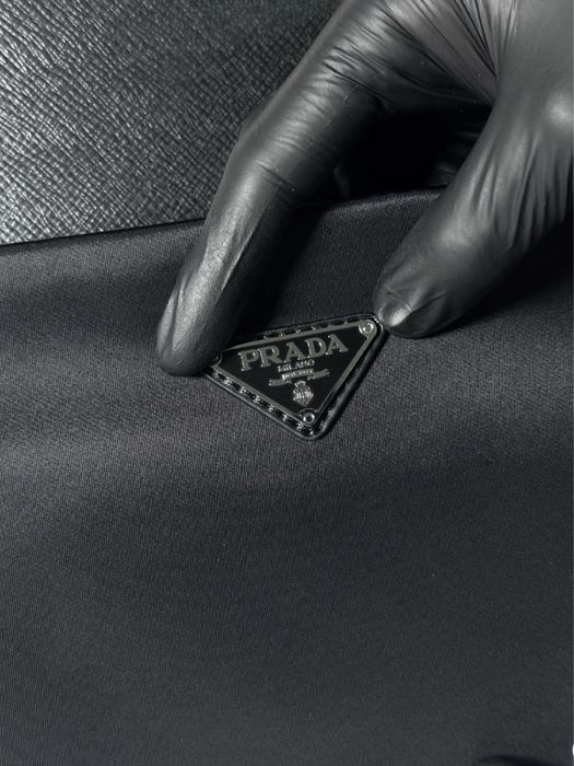 Гаманець чоловічий чорний з нейлону на блискавці Prada