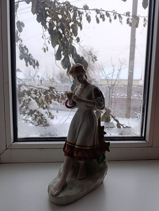 Статуетка фарфорова дівчина з ромашкою