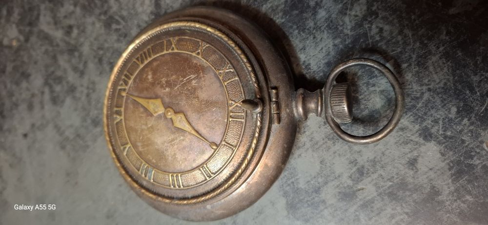 Caixa em forma de relógio