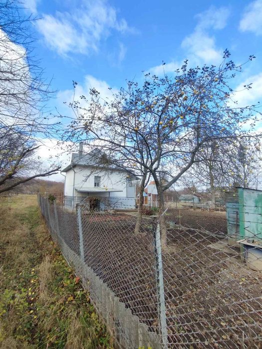 Продається добротна дача на околиці міста (ліс, джерело, чисте повітря