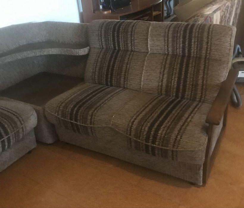 Sofa castanho em L