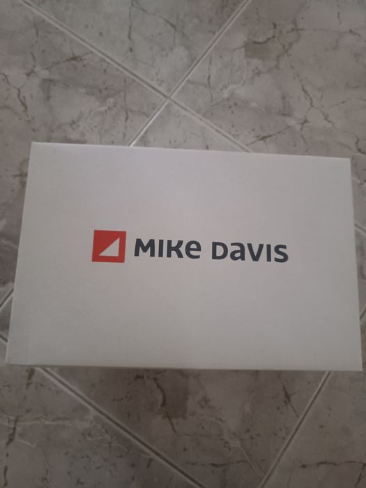 Sandálias Mike Davis completamente novas