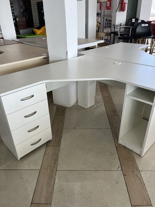 Продажа б/у мебели: столы, кресла, тумбы, стулья