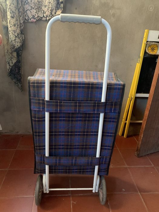 Carrinho de compras de rodas azul